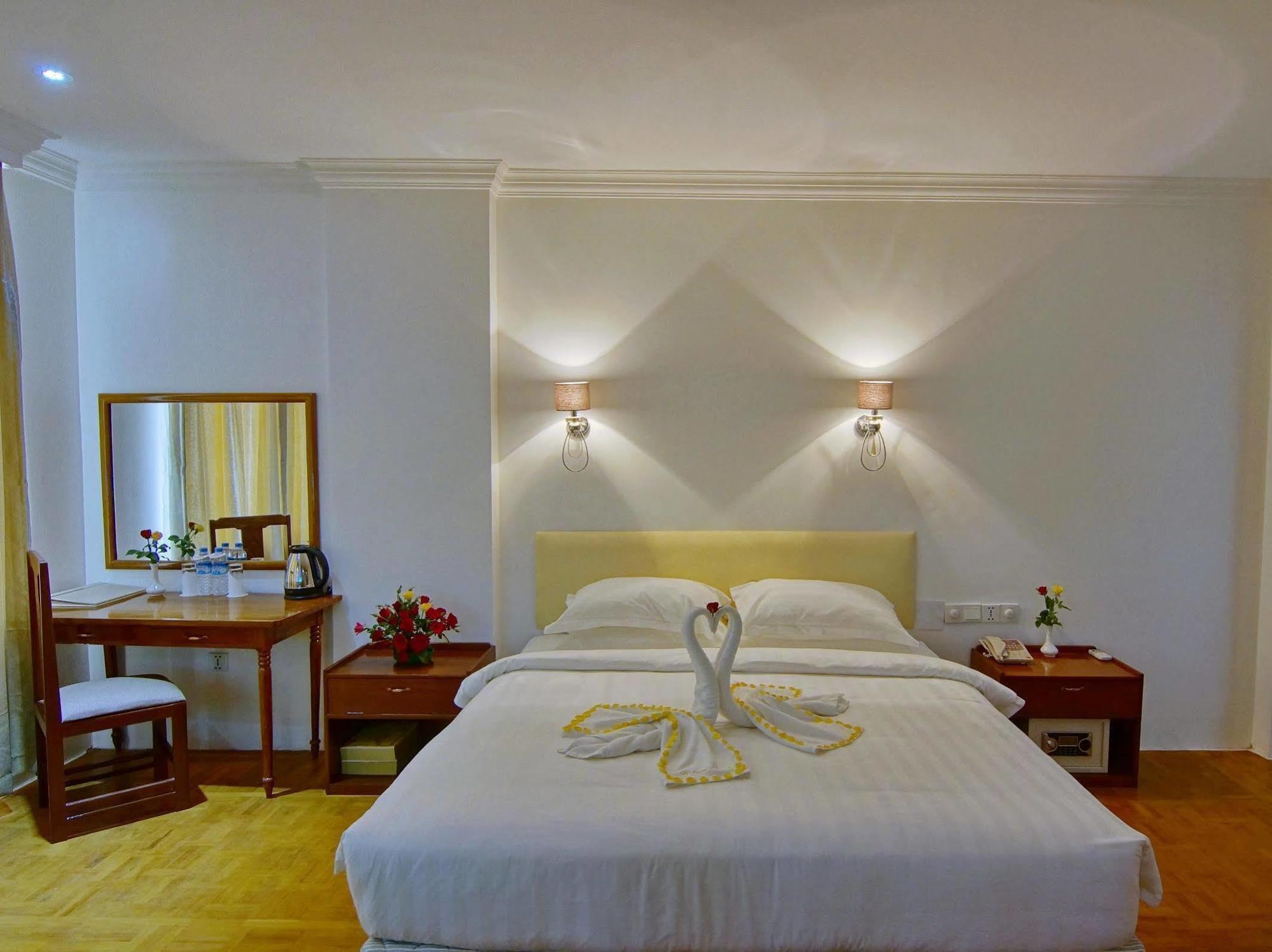 Wilson Hotel Mandalay Buitenkant foto