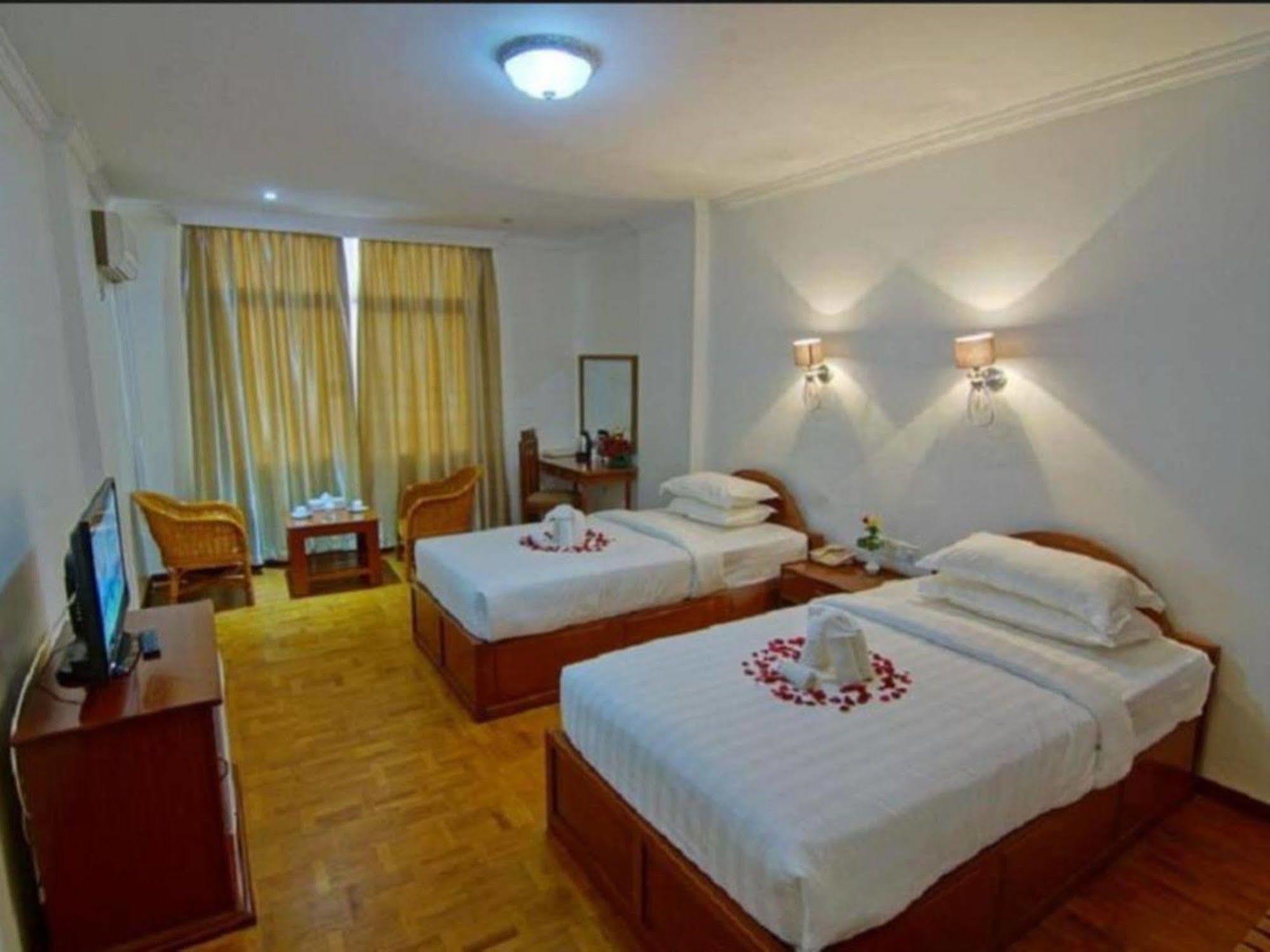 Wilson Hotel Mandalay Buitenkant foto