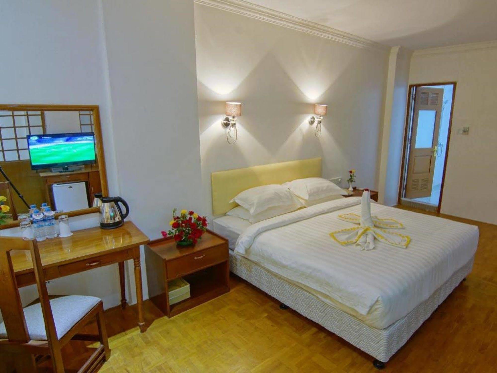 Wilson Hotel Mandalay Buitenkant foto