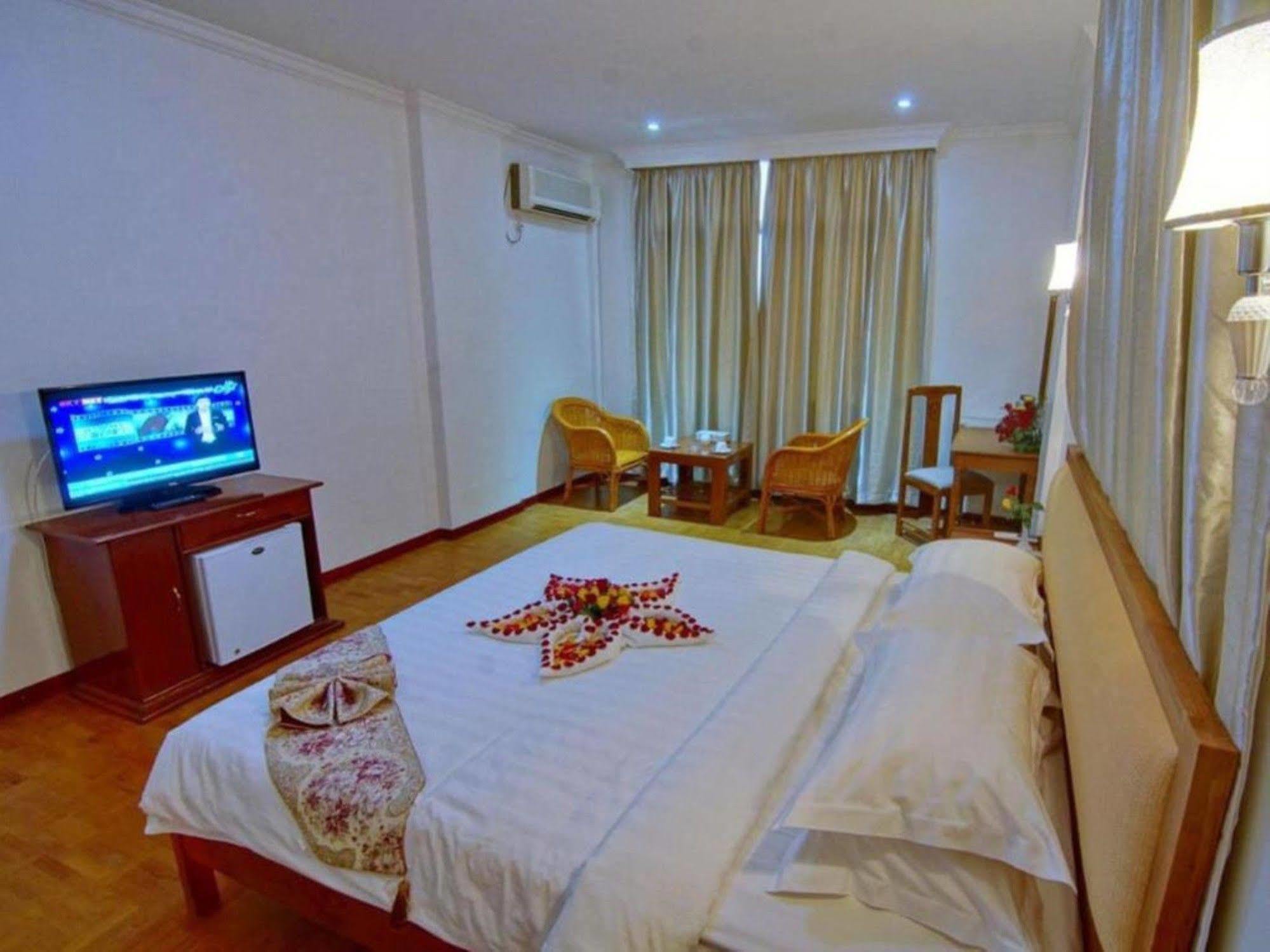Wilson Hotel Mandalay Buitenkant foto
